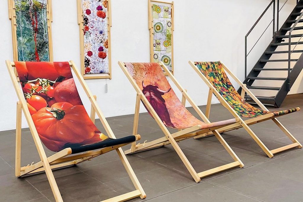 Ausstellung mit bedruckten Liegestühlen im Spitäle Würzburg